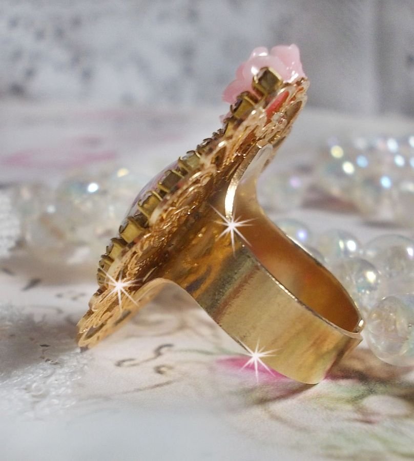 Ring Bouquet Valentine mit einem Cabochon aus Lupe, der Rosen darstellt, einer Rose aus Harz und einer Strasskette aus Swarovski-Kristall.