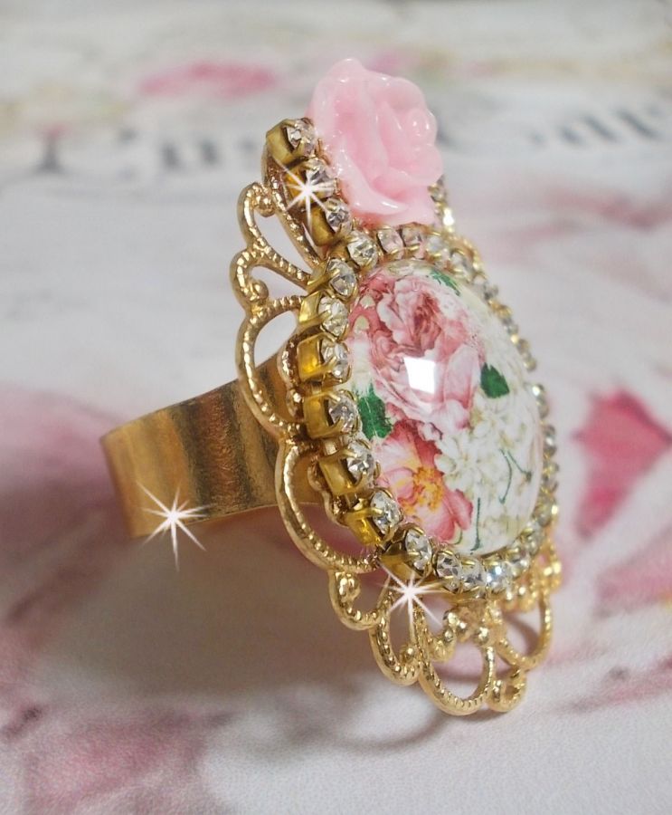 Ring Bouquet Valentine mit einem Cabochon aus Lupe, der Rosen darstellt, einer Rose aus Harz und einer Strasskette aus Swarovski-Kristall.