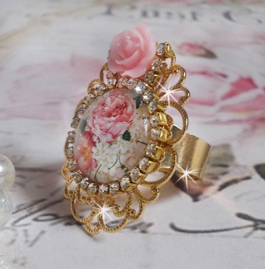 Ring Bouquet Valentine mit einem Cabochon aus Lupe, der Rosen darstellt, einer Rose aus Harz und einer Strasskette aus Swarovski-Kristall.