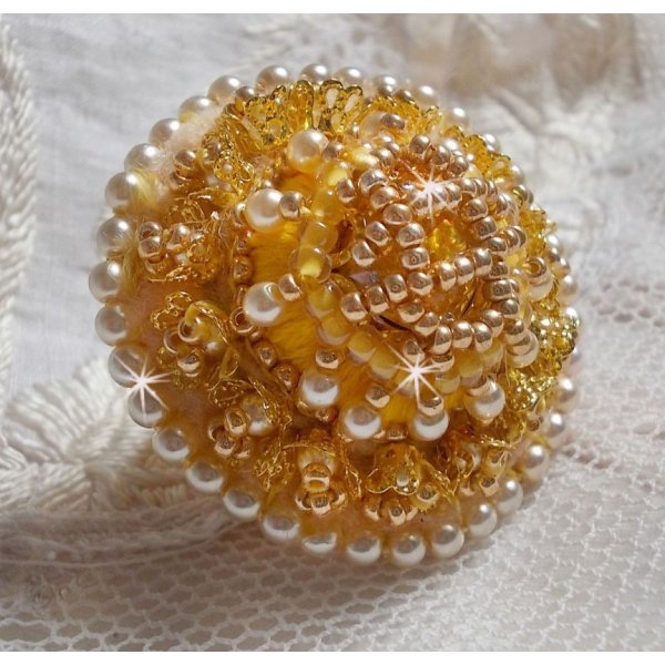 Butterblumenring bestickt mit einem Swarovski-Kristall und gelber DMC-Baumwolle