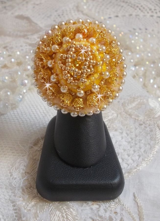 Butterblumenring bestickt mit einem Swarovski-Kristall und gelber DMC-Baumwolle