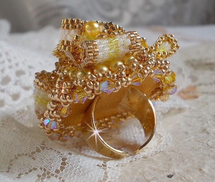 Sunflower Gold Haute-Couture Ring bestickt mit Rocailles in 24 Karat vergoldet und Swarovski-Kristallen 