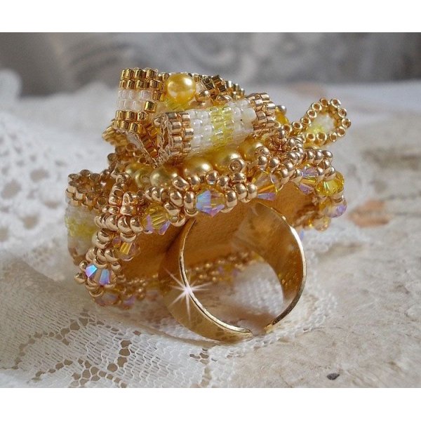 Sunflower Gold Haute-Couture Ring bestickt mit Rocailles in 24 Karat vergoldet und Swarovski-Kristallen 