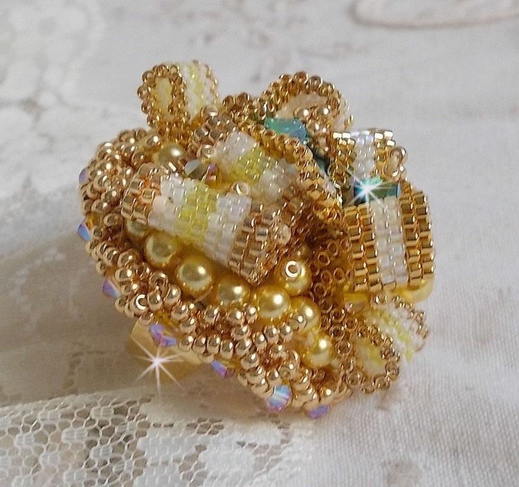 Sunflower Gold Haute-Couture Ring bestickt mit Rocailles in 24 Karat vergoldet und Swarovski-Kristallen 