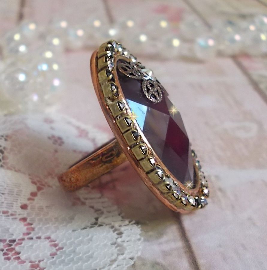 Chic Burgundy Ring kreiert mit PureCrystal Kristallen, einem Blumenstempel und einem Glascabochon.