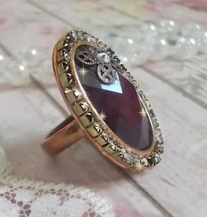 Chic Burgundy Ring kreiert mit PureCrystal Kristallen, einem Blumenstempel und einem Glascabochon.