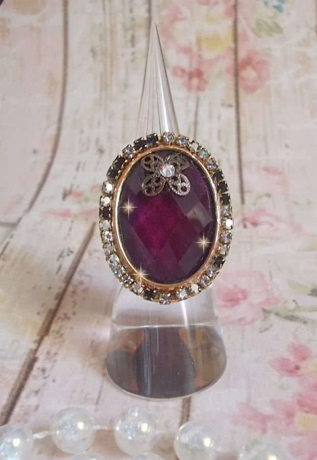 Chic Burgundy Ring kreiert mit PureCrystal Kristallen, einem Blumenstempel und einem Glascabochon.