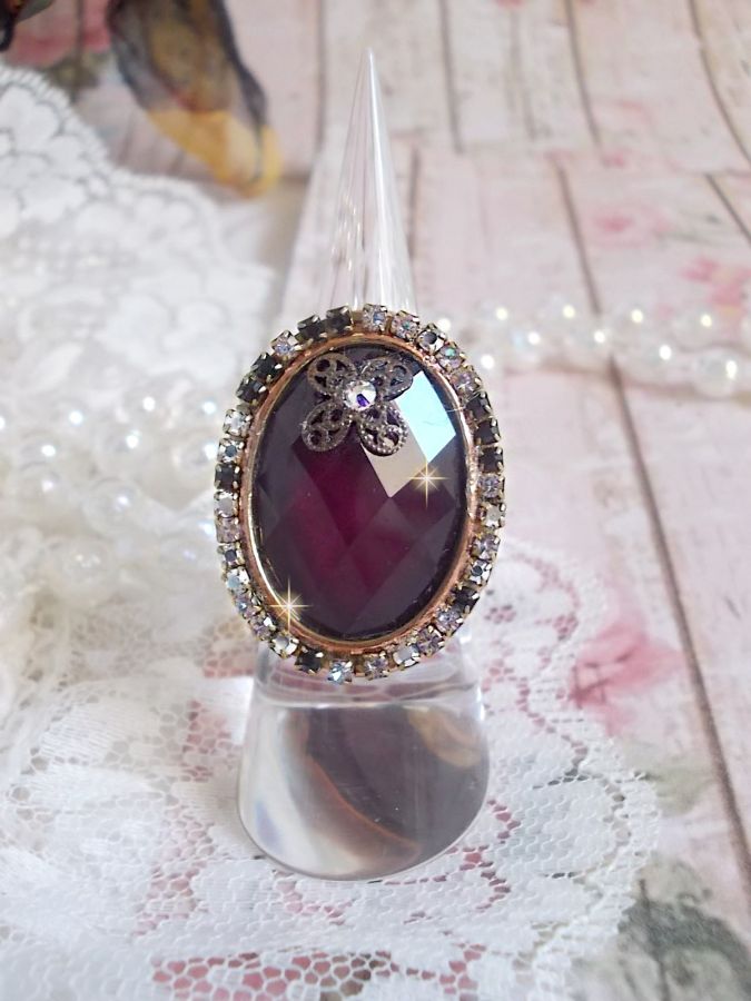 Chic Burgundy Ring kreiert mit PureCrystal Kristallen, einem Blumenstempel und einem Glascabochon.