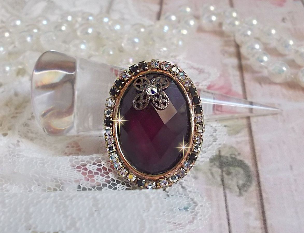 Chic Burgundy Ring kreiert mit PureCrystal Kristallen, einem Blumenstempel und einem Glascabochon.