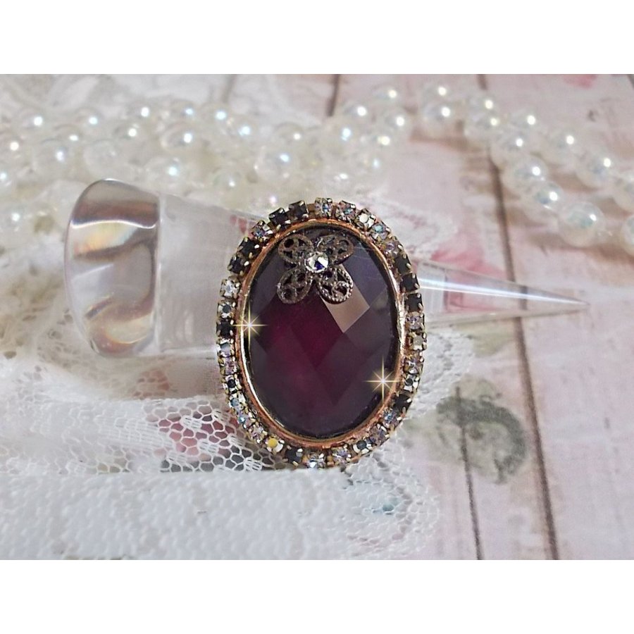 Chic Burgundy Ring kreiert mit PureCrystal Kristallen, einem Blumenstempel und einem Glascabochon.