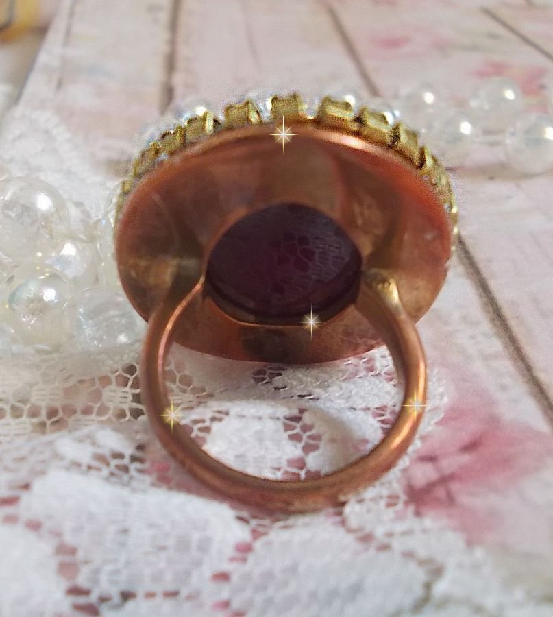 Chic Burgundy Ring kreiert mit PureCrystal Kristallen, einem Blumenstempel und einem Glascabochon.