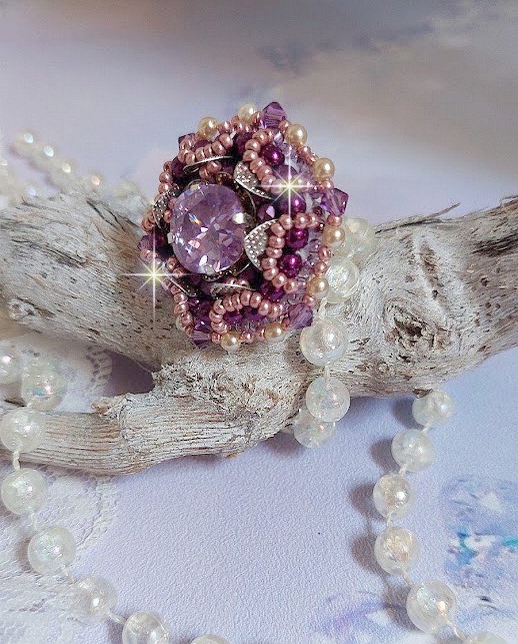 Chinese Purple Stone Ring bestickt mit Swarovski-Kristallen und Rocailles