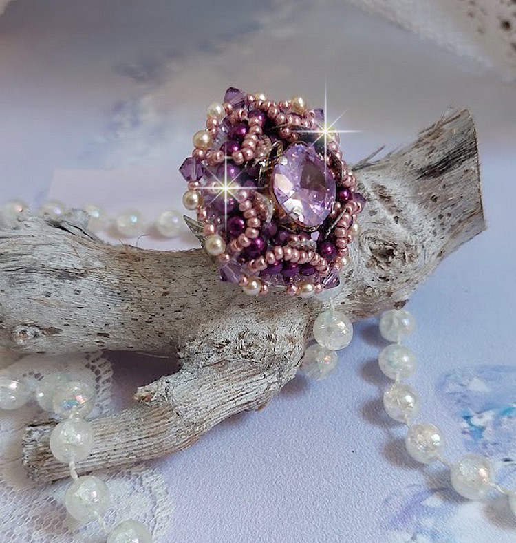 Chinese Purple Stone Ring bestickt mit Swarovski-Kristallen und Rocailles