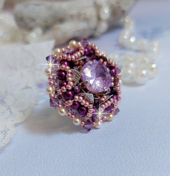 Chinese Purple Stone Ring bestickt mit Swarovski-Kristallen und Rocailles