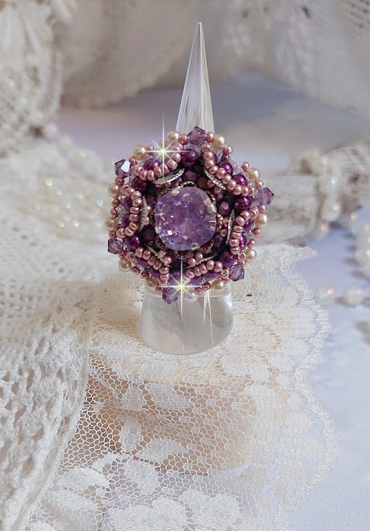 Chinese Purple Stone Ring bestickt mit Swarovski-Kristallen und Rocailles