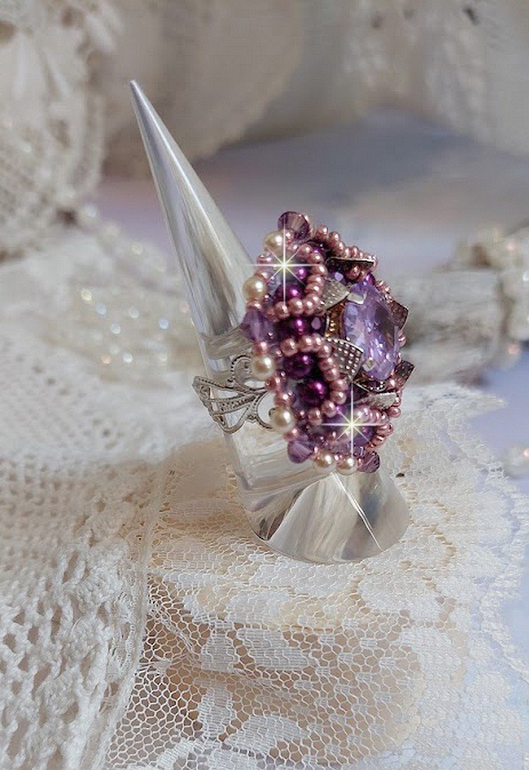 Chinese Purple Stone Ring bestickt mit Swarovski-Kristallen und Rocailles