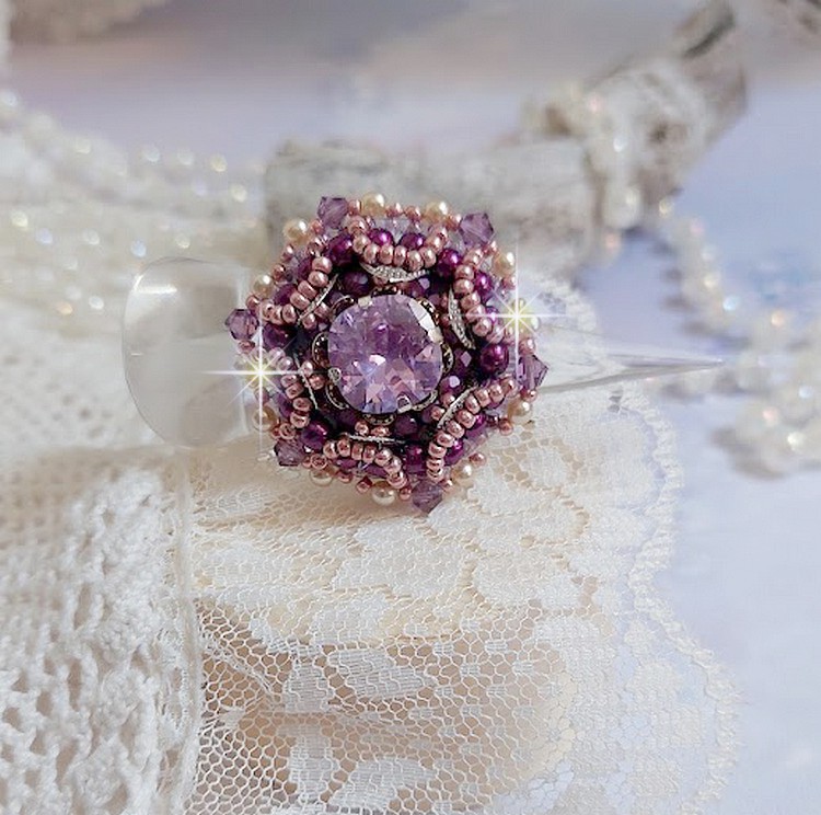 Chinese Purple Stone Ring bestickt mit Swarovski-Kristallen und Rocailles