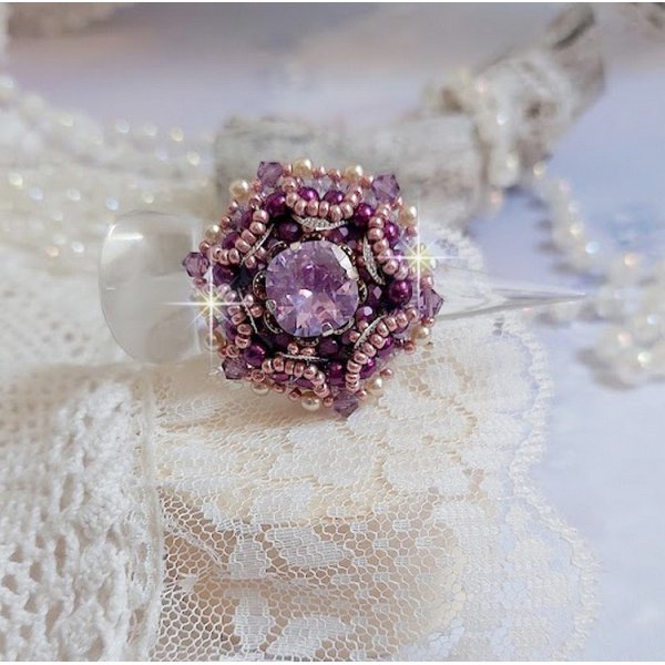 Chinese Purple Stone Ring bestickt mit Swarovski-Kristallen und Rocailles