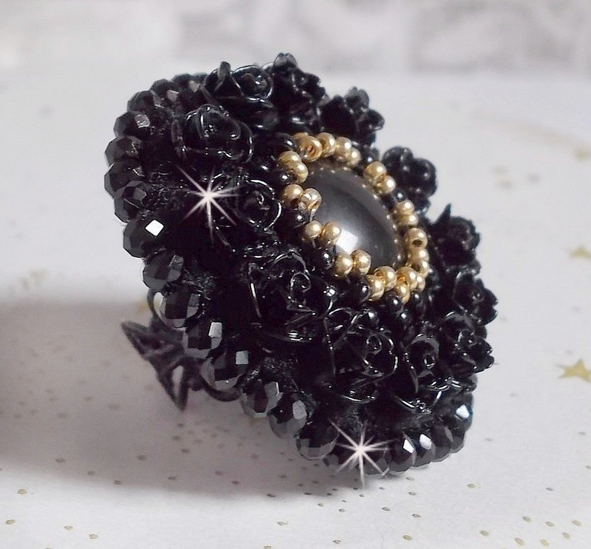 Cleopatra-Ring, bestickt mit einem schwarzen Onyx, schwarzen Harzrosen und Rocailles