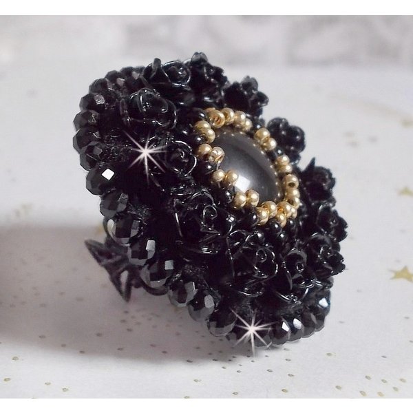 Cleopatra-Ring, bestickt mit einem schwarzen Onyx, schwarzen Harzrosen und Rocailles
