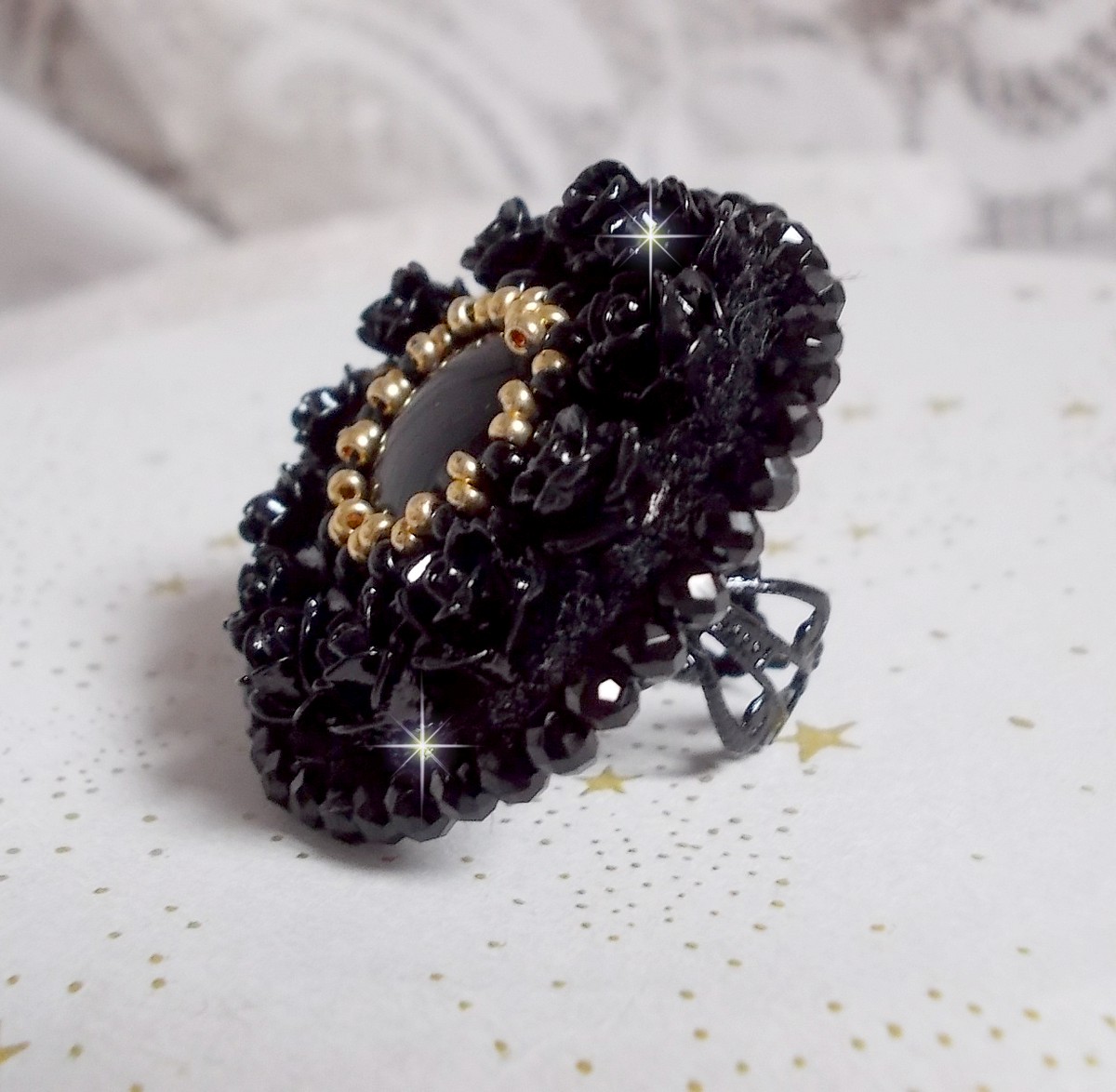 Cleopatra-Ring, bestickt mit einem schwarzen Onyx, schwarzen Harzrosen und Rocailles