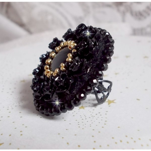 Cleopatra-Ring, bestickt mit einem schwarzen Onyx, schwarzen Harzrosen und Rocailles