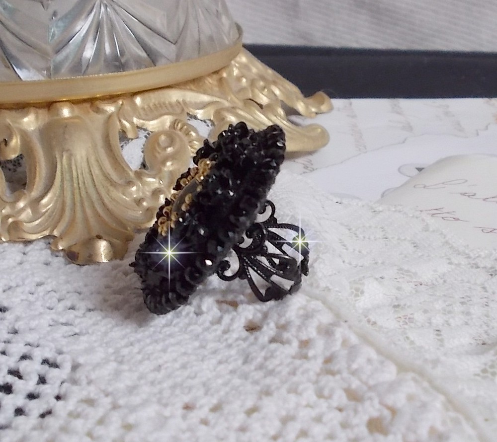 Cleopatra-Ring, bestickt mit einem schwarzen Onyx, schwarzen Harzrosen und Rocailles