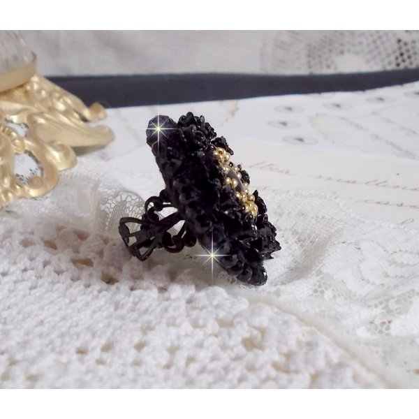 Cleopatra-Ring, bestickt mit einem schwarzen Onyx, schwarzen Harzrosen und Rocailles