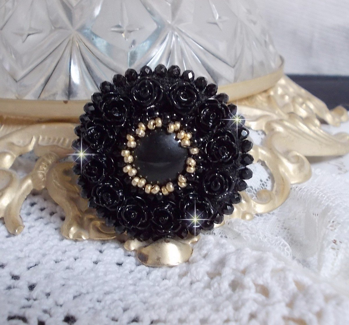 Cleopatra-Ring, bestickt mit einem schwarzen Onyx, schwarzen Harzrosen und Rocailles