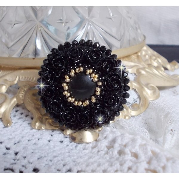 Cleopatra-Ring, bestickt mit einem schwarzen Onyx, schwarzen Harzrosen und Rocailles
