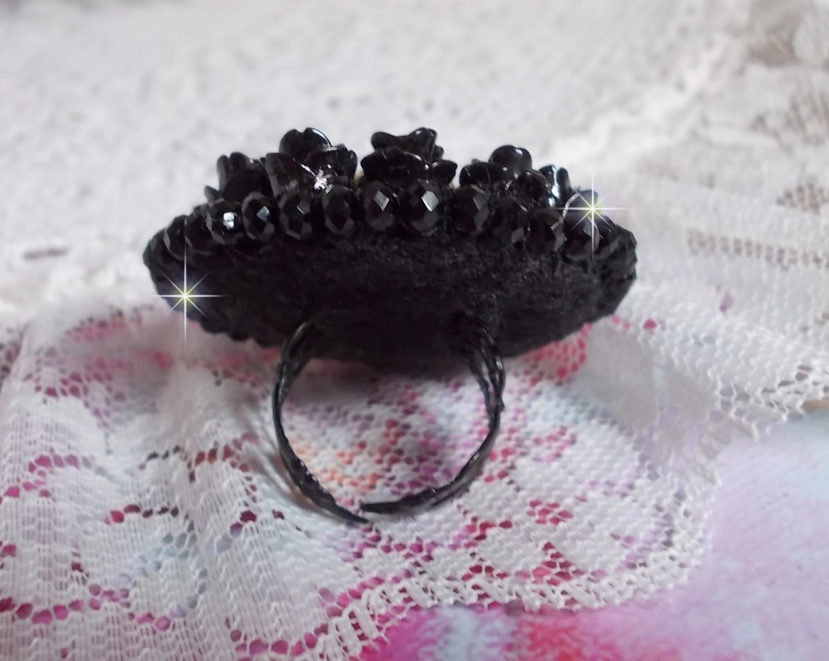 Cleopatra-Ring, bestickt mit einem schwarzen Onyx, schwarzen Harzrosen und Rocailles