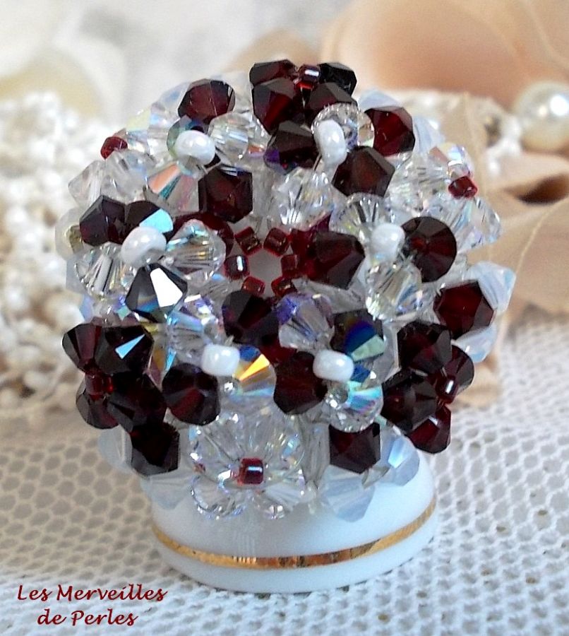 Garnet und White Ring mit Facetten und Kreiseln aus Swarovski-Kristall