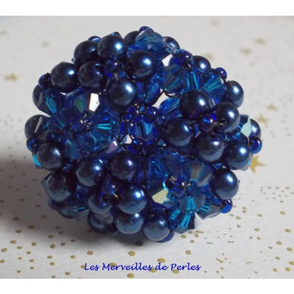 Nachtblauer Ring mit Facetten und Kreiseln aus Swarovski-Kristall