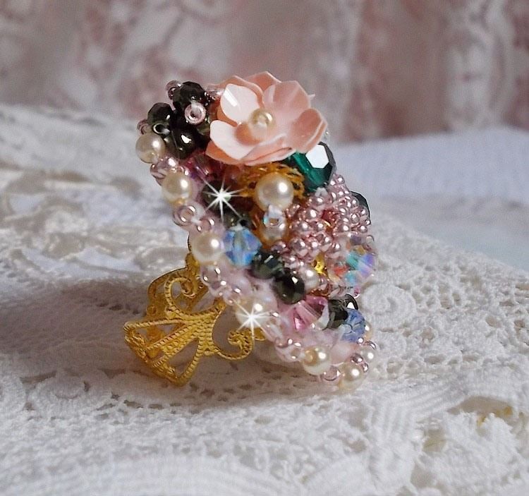 Bohemian Ring bestickt mit Swarovski-Kristallen, Facetten und Rocailles Miyuki