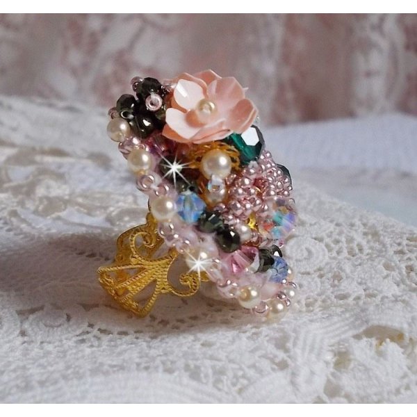 Bohemian Ring bestickt mit Swarovski-Kristallen, Facetten und Rocailles Miyuki