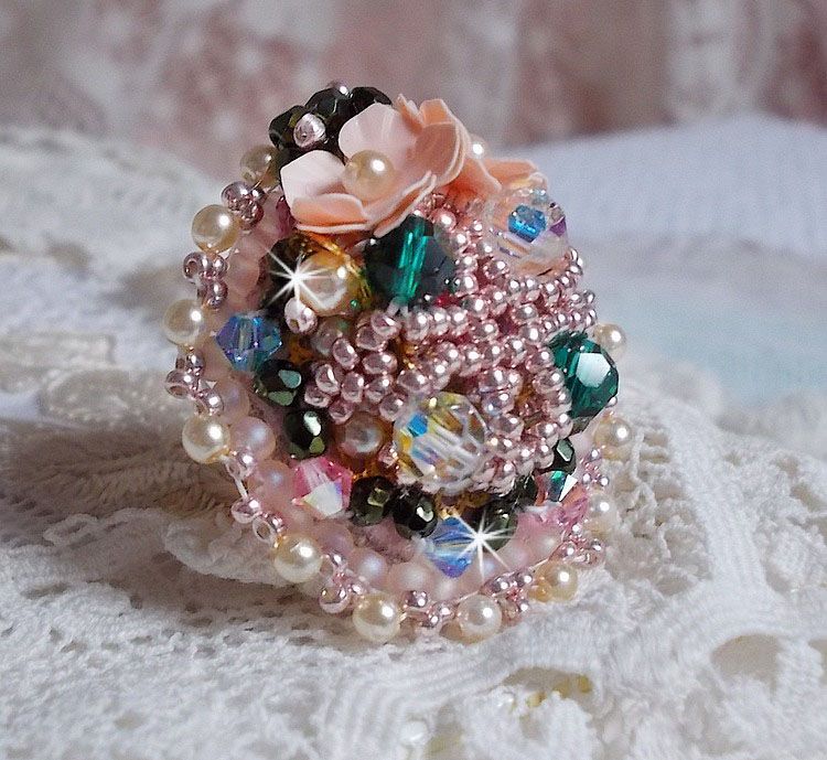 Bohemian Ring bestickt mit Swarovski-Kristallen, Facetten und Rocailles Miyuki