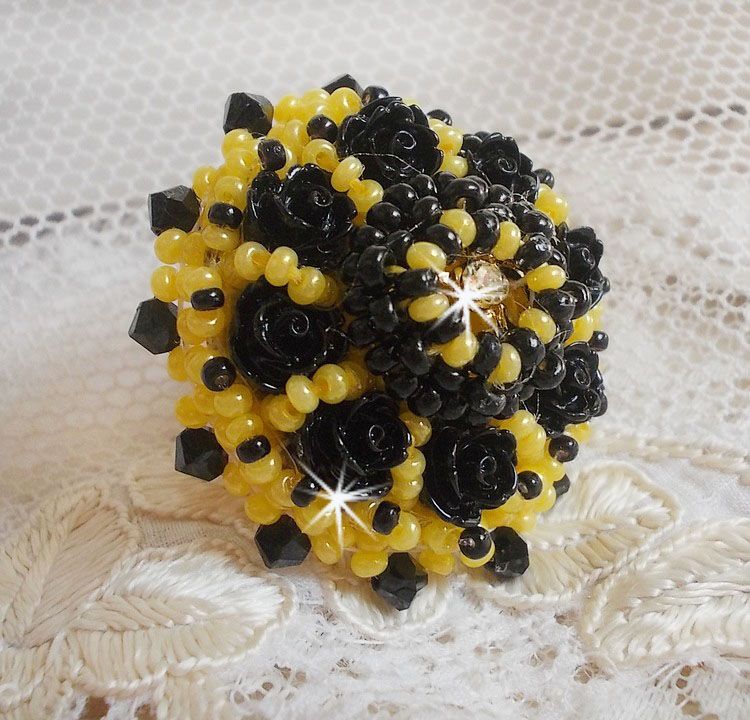 Ring Dorine bestickt mit schwarzen Rosen-Cabochons, einem Crystal-Chaton und Jet und Yellow Rocailles