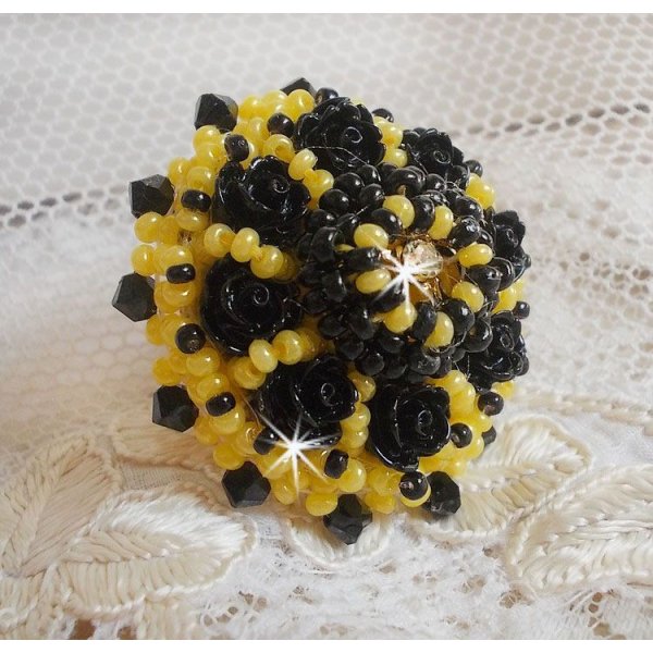 Ring Dorine bestickt mit schwarzen Rosen-Cabochons, einem Crystal-Chaton und Jet und Yellow Rocailles