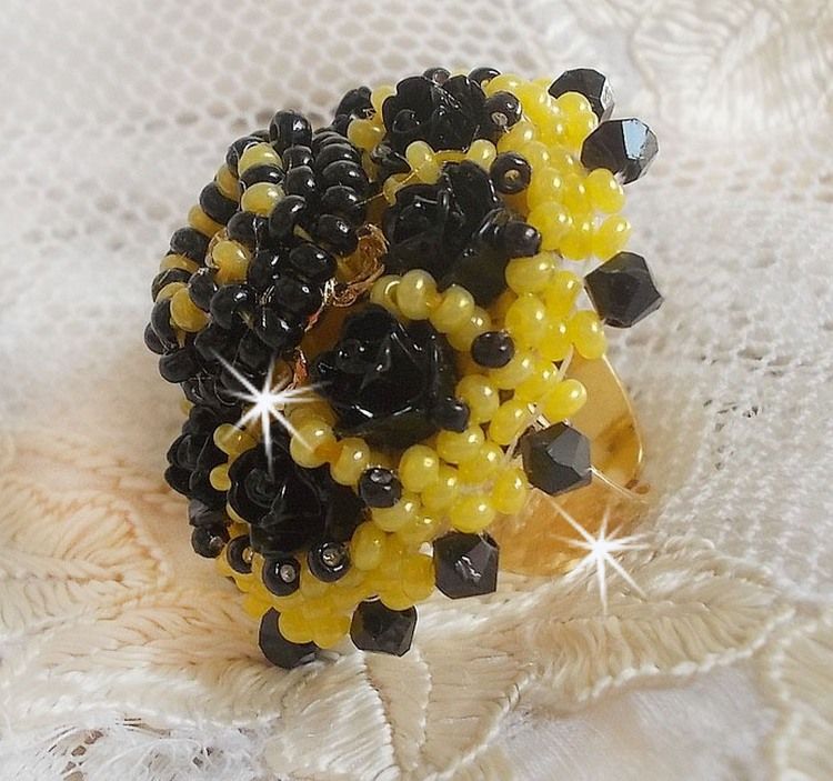 Ring Dorine bestickt mit schwarzen Rosen-Cabochons, einem Crystal-Chaton und Jet und Yellow Rocailles