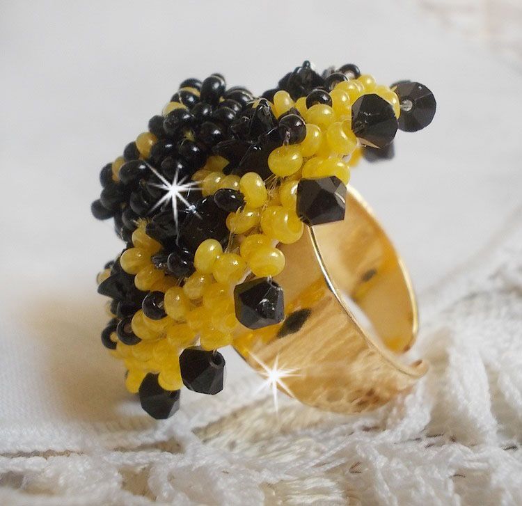 Ring Dorine bestickt mit schwarzen Rosen-Cabochons, einem Crystal-Chaton und Jet und Yellow Rocailles