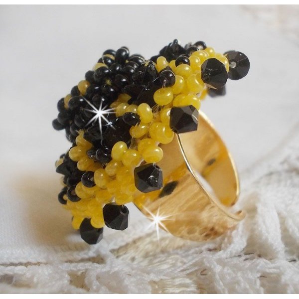 Ring Dorine bestickt mit schwarzen Rosen-Cabochons, einem Crystal-Chaton und Jet und Yellow Rocailles