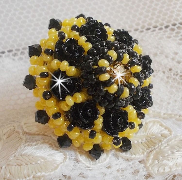 Ring Dorine bestickt mit schwarzen Rosen-Cabochons, einem Crystal-Chaton und Jet und Yellow Rocailles