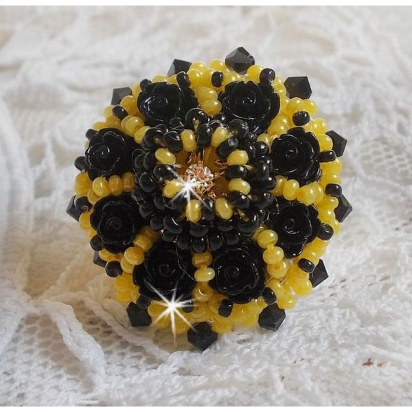 Ring Dorine bestickt mit schwarzen Rosen-Cabochons, einem Crystal-Chaton und Jet und Yellow Rocailles