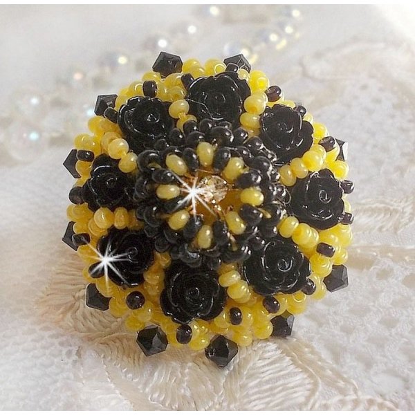 Ring Dorine bestickt mit schwarzen Rosen-Cabochons, einem Crystal-Chaton und Jet und Yellow Rocailles