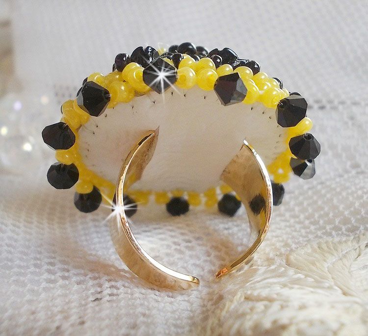 Ring Dorine bestickt mit schwarzen Rosen-Cabochons, einem Crystal-Chaton und Jet und Yellow Rocailles