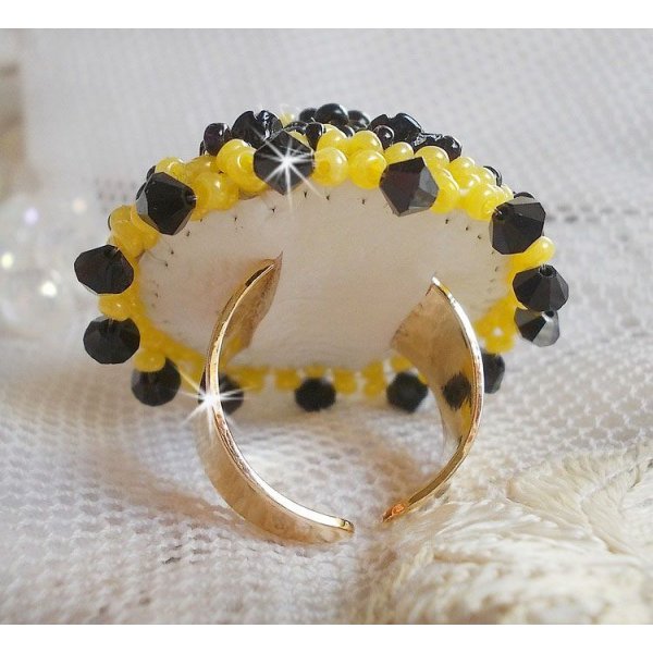 Ring Dorine bestickt mit schwarzen Rosen-Cabochons, einem Crystal-Chaton und Jet und Yellow Rocailles