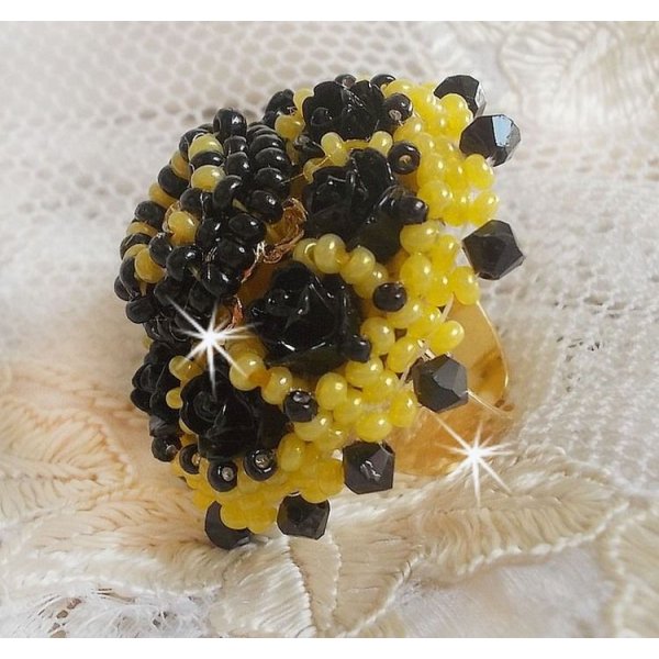 Ring Dorine bestickt mit schwarzen Rosen-Cabochons, einem Crystal-Chaton und Jet und Yellow Rocailles