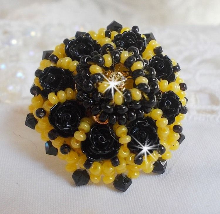 Ring Dorine bestickt mit schwarzen Rosen-Cabochons, einem Crystal-Chaton und Jet und Yellow Rocailles