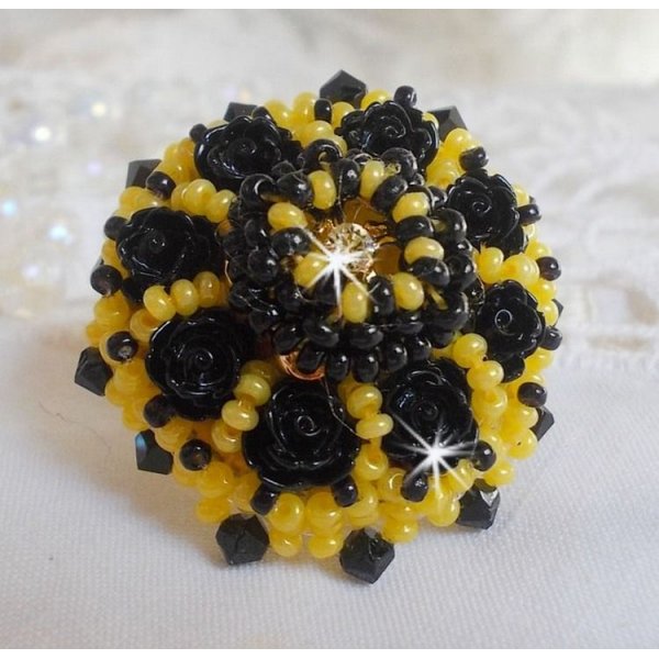 Ring Dorine bestickt mit schwarzen Rosen-Cabochons, einem Crystal-Chaton und Jet und Yellow Rocailles