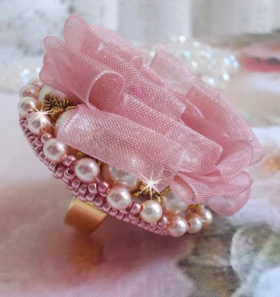 Der Ring Douceur Poudr&eacute;e Haute-Couture wurde mit feinster Spitze, Organzaband Vieux Rose Antique, Swarovski-Kristallen und Miyuki Rocailles kreiert.
